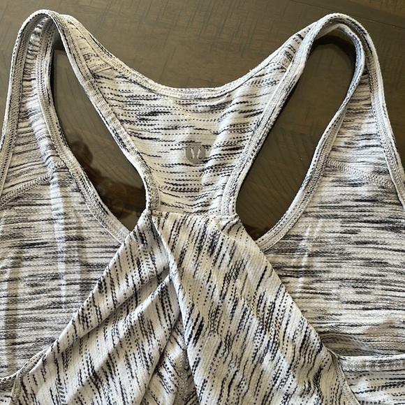 Lululemon tank Measures 15” pit to pit - Picture 2 of 4
